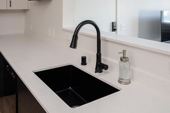 Quartz counters w/ undermount sink